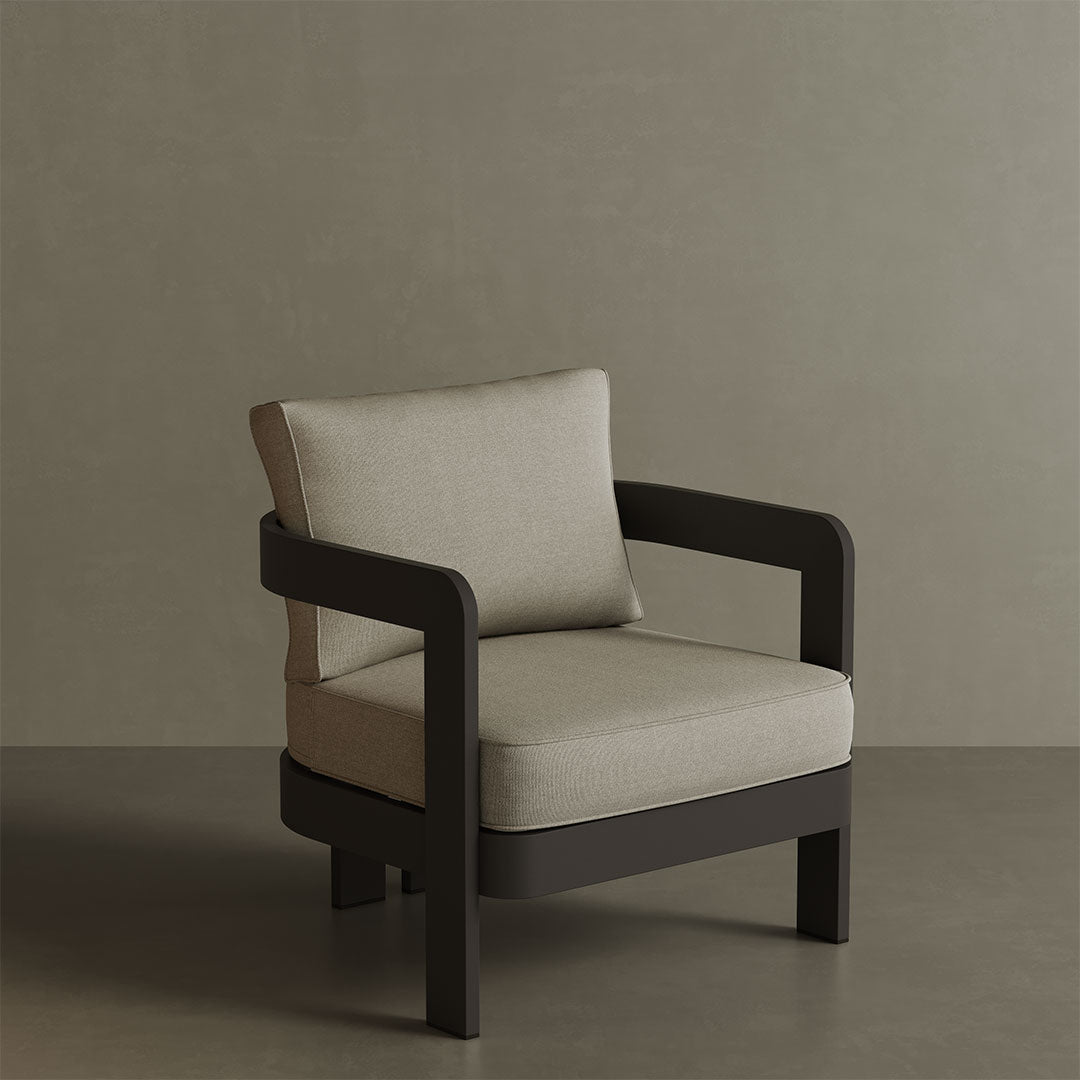 N3 Kohl Sand canvas lounge chair, featuring soft, durable fabric in a warm sand colour. The chair is supported by a sleek aluminium frame, combining modern design with comfort and functionality, perfect for both indoor and outdoor settings.